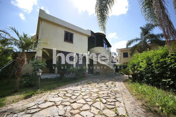 casa indipendente in vendita a Campofelice di Roccella