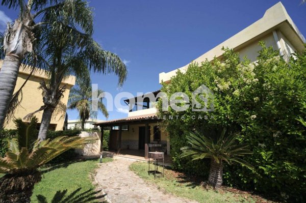 casa indipendente in vendita a Campofelice di Roccella