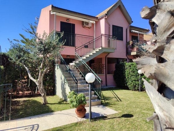 casa indipendente in vendita a Campofelice di Roccella