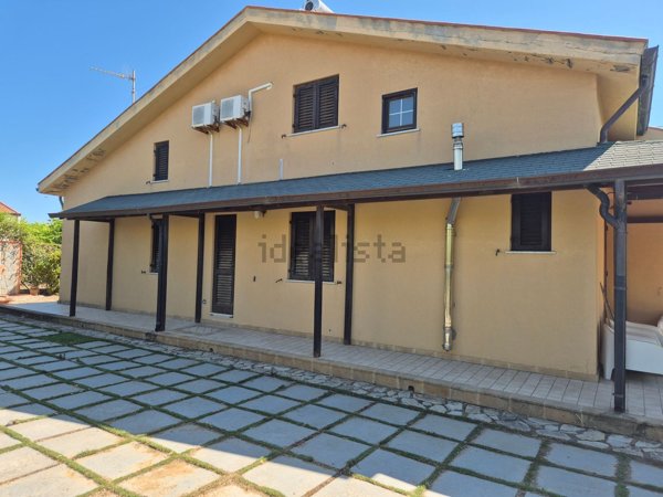 casa indipendente in vendita a Campofelice di Roccella