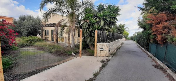 casa indipendente in vendita a Campofelice di Roccella