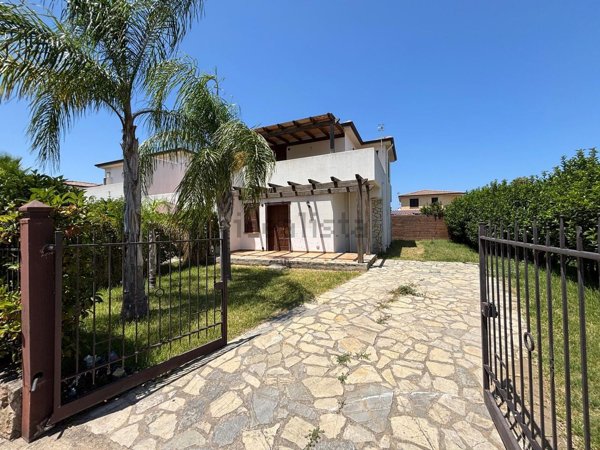 casa indipendente in vendita a Campofelice di Roccella