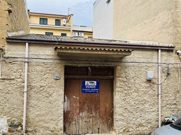 locale di sgombero in vendita a Campofelice di Roccella