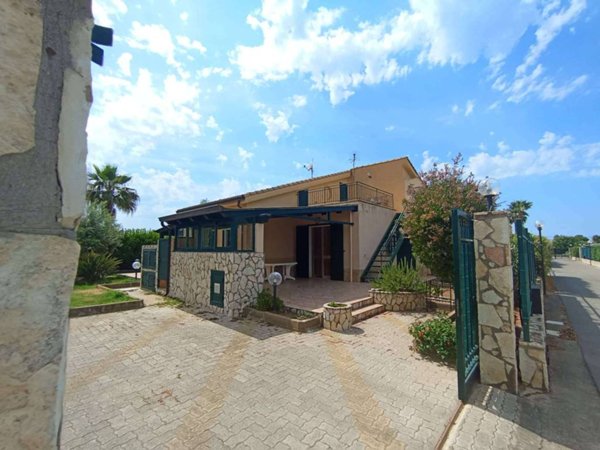 casa indipendente in vendita a Campofelice di Roccella