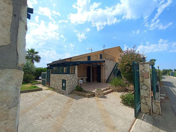 casa indipendente in vendita a Campofelice di Roccella