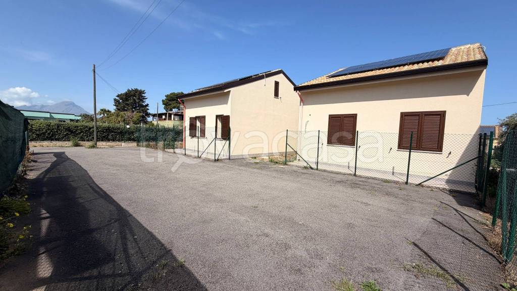 casa indipendente in vendita a Campofelice di Roccella