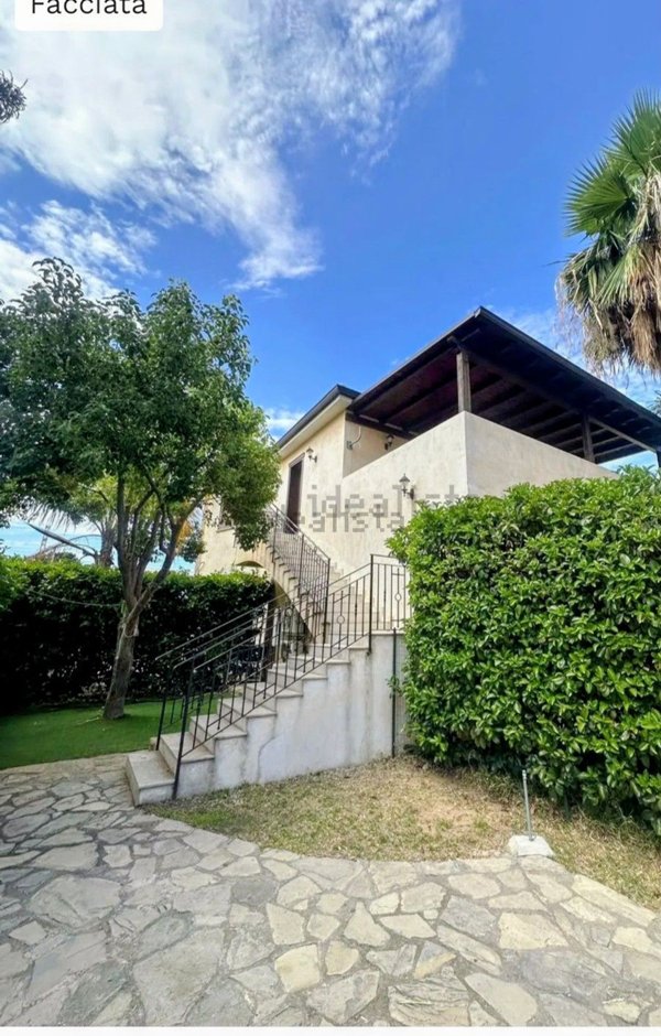 casa indipendente in vendita a Campofelice di Roccella