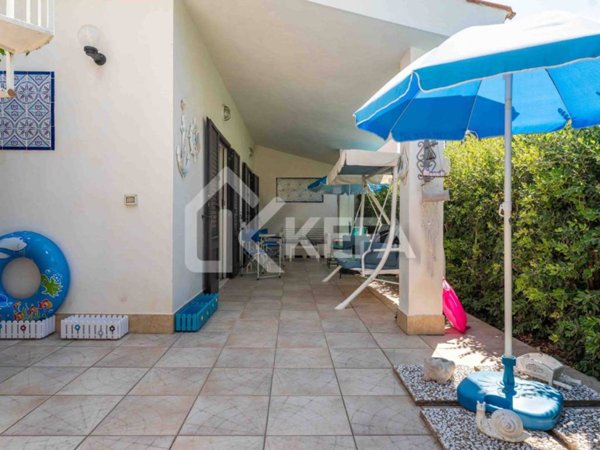 casa indipendente in vendita a Campofelice di Roccella