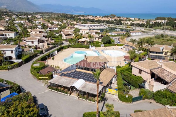 casa indipendente in vendita a Campofelice di Roccella