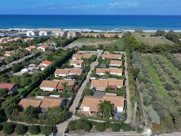 casa indipendente in vendita a Campofelice di Roccella