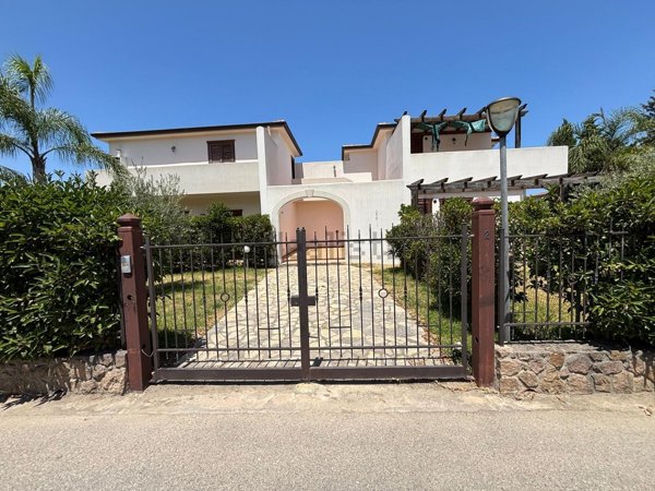 casa indipendente in vendita a Campofelice di Roccella