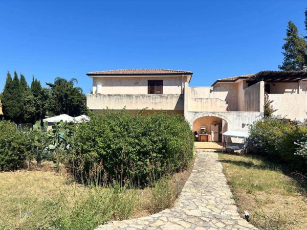 casa indipendente in vendita a Campofelice di Roccella