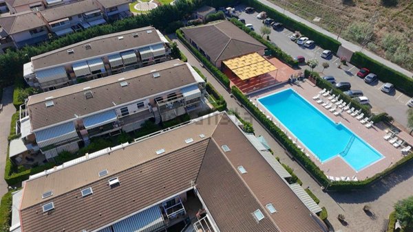 appartamento in vendita a Campofelice di Roccella