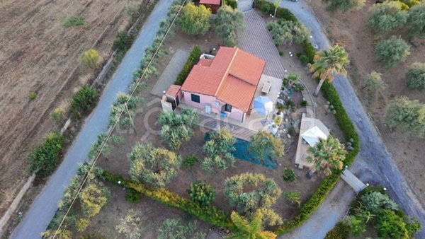 casa indipendente in vendita a Campofelice di Roccella