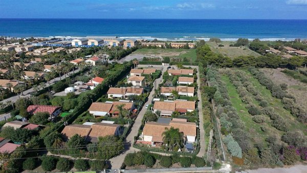 casa indipendente in vendita a Campofelice di Roccella