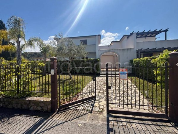 casa indipendente in vendita a Campofelice di Roccella