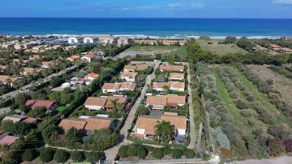 casa indipendente in vendita a Campofelice di Roccella
