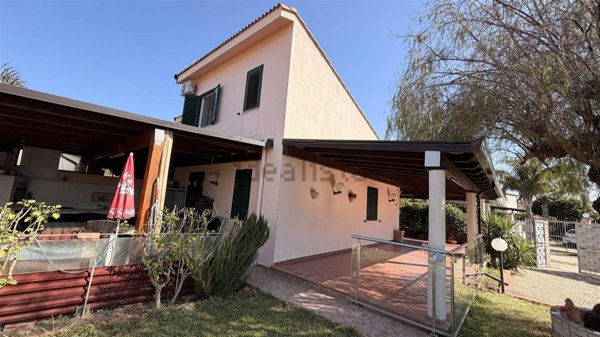 casa indipendente in vendita a Campofelice di Roccella