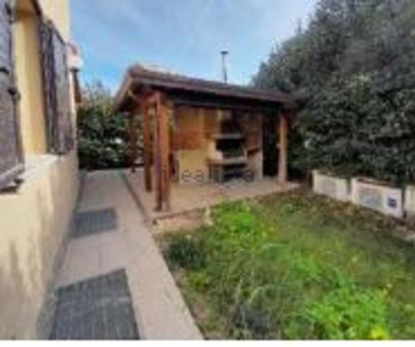 casa indipendente in vendita a Campofelice di Roccella