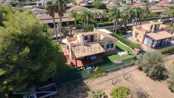 casa indipendente in vendita a Campofelice di Roccella