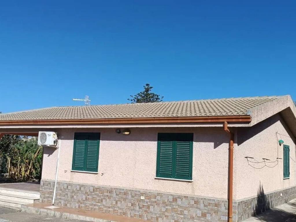 casa indipendente in vendita a Campofelice di Roccella