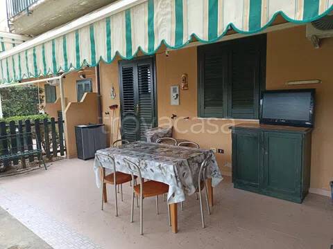 casa indipendente in vendita a Campofelice di Roccella