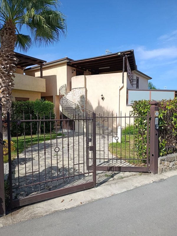 casa indipendente in vendita a Campofelice di Roccella