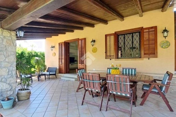 casa indipendente in vendita a Campofelice di Roccella