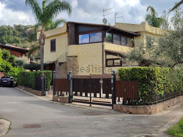 casa indipendente in vendita a Campofelice di Roccella