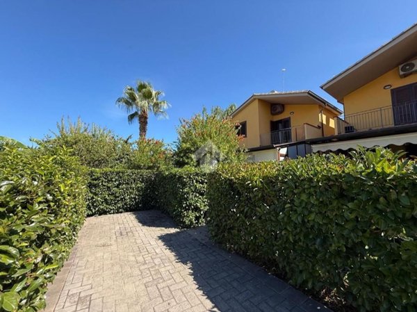 casa indipendente in vendita a Campofelice di Roccella