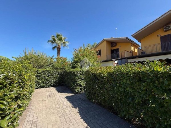 casa indipendente in vendita a Campofelice di Roccella