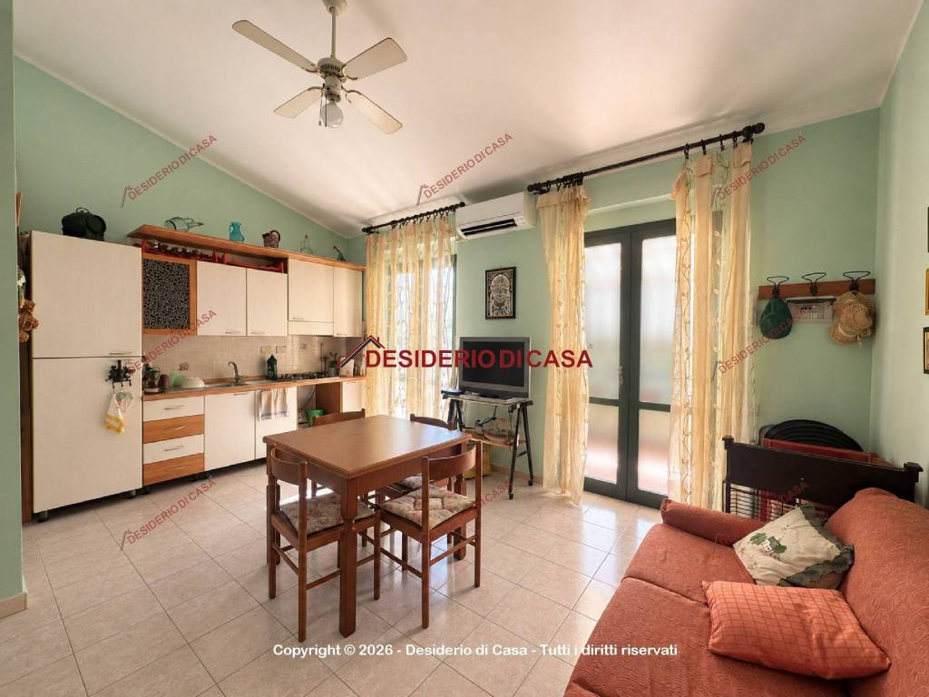 casa indipendente in vendita a Campofelice di Roccella