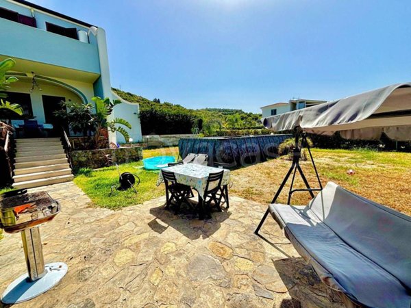 casa indipendente in vendita a Campofelice di Roccella