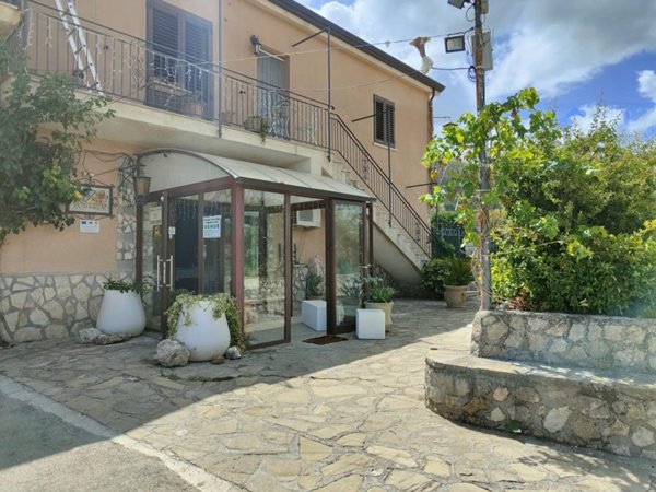casa indipendente in vendita a Campofiorito