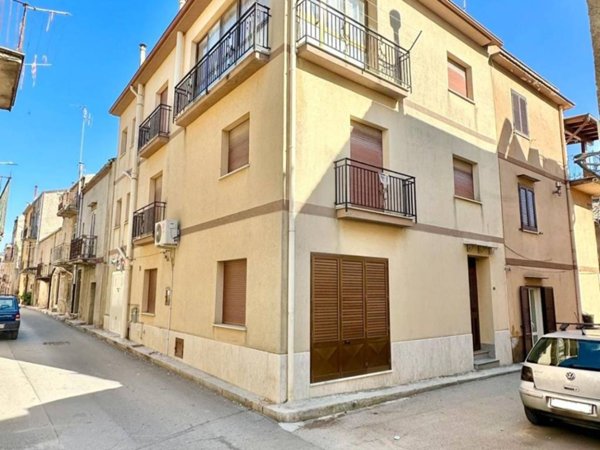 casa indipendente in vendita a Campofiorito