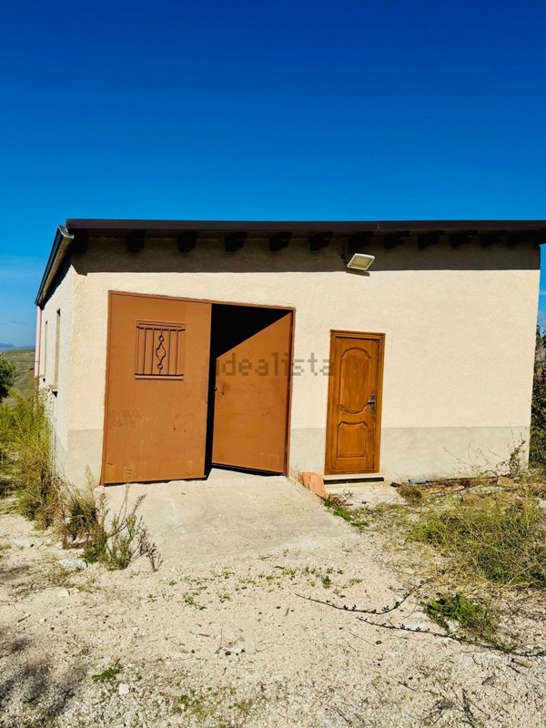 casa indipendente in vendita a Campofiorito