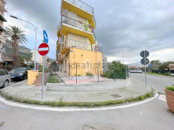 locale commerciale in vendita a Capaci