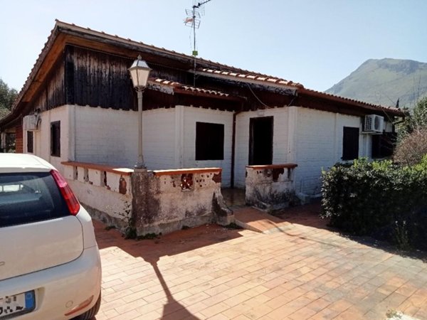 casa indipendente in vendita a Carini in zona Piraineto