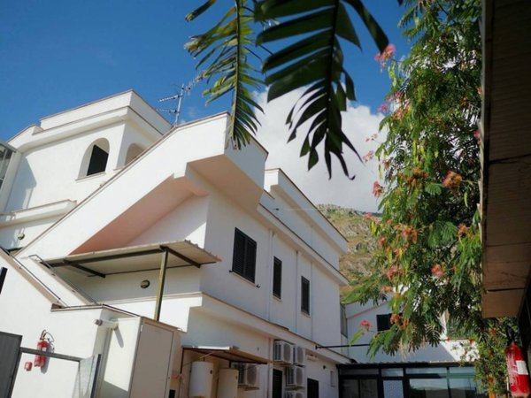 casa indipendente in vendita a Carini in zona Piraineto