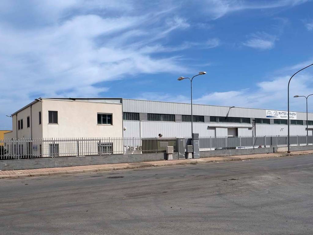 locale commerciale in vendita a Carini