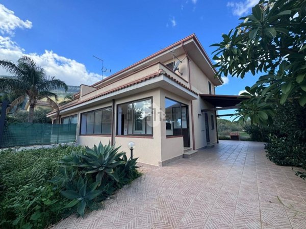 casa indipendente in vendita a Carini in zona Villagrazia di Carini