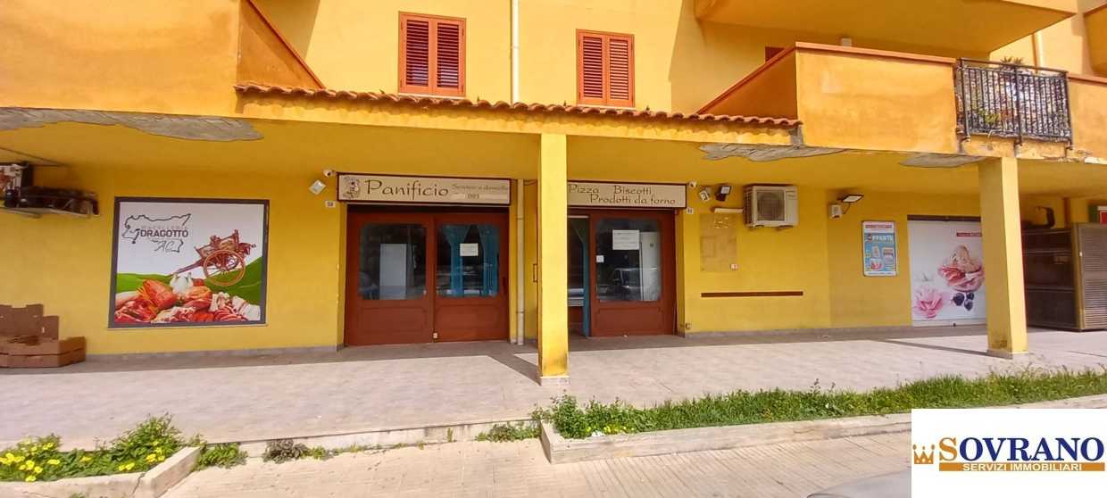 locale commerciale in vendita a Carini