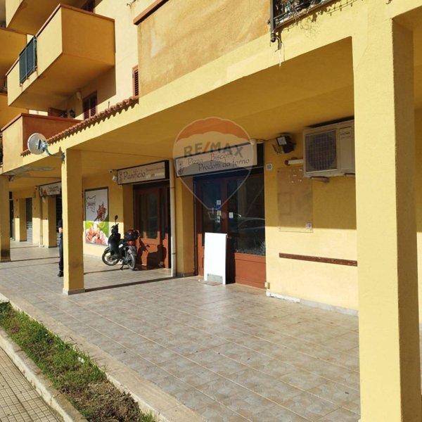 locale commerciale in vendita a Carini