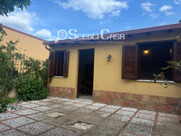 casa indipendente in vendita a Carini in zona Piraineto