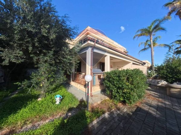 casa indipendente in vendita a Carini in zona Piraineto