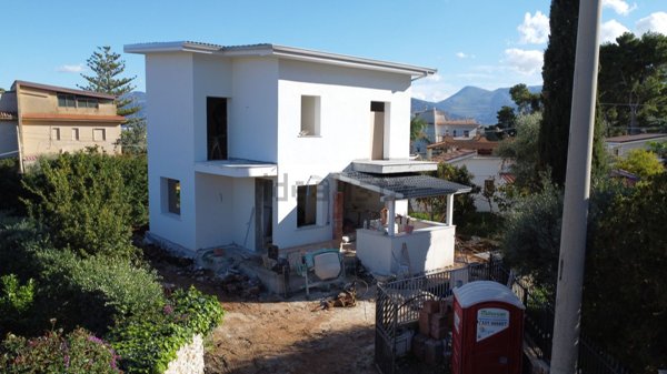 casa indipendente in vendita a Carini in zona Piraineto
