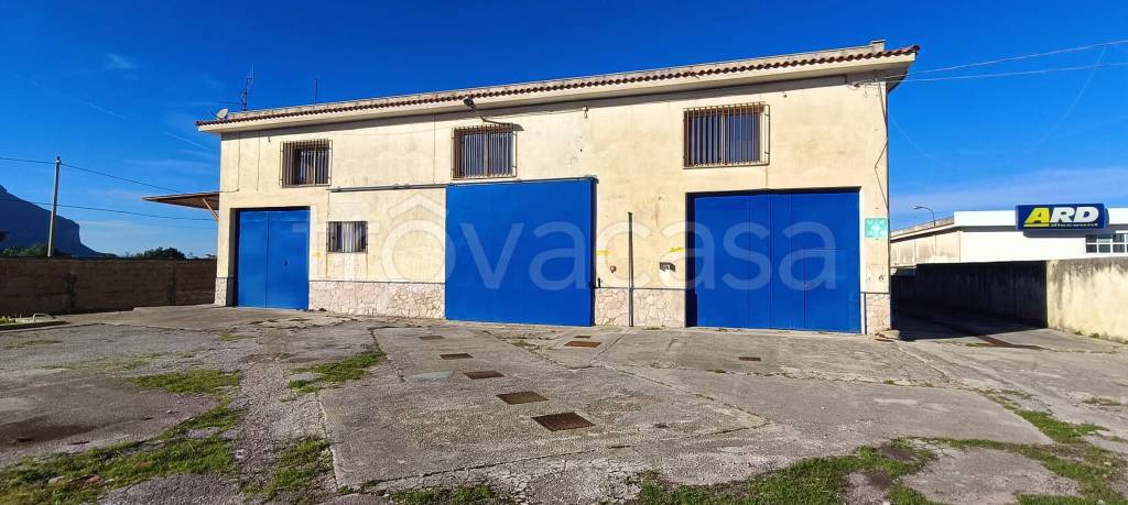 locale commerciale in vendita a Carini in zona Bivio Foresta
