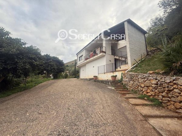 casa indipendente in vendita a Carini in zona Piraineto
