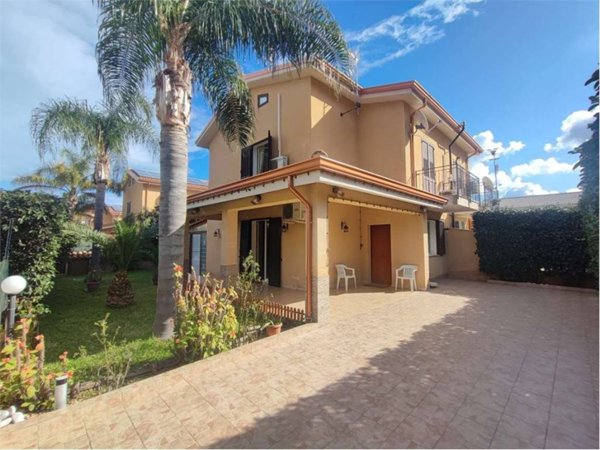 casa indipendente in vendita a Carini in zona Piraineto