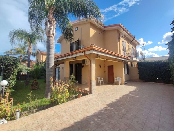 casa indipendente in vendita a Carini in zona Piraineto